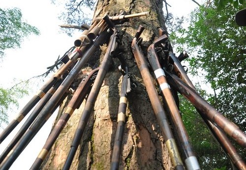 《古寨傳奇》走進槍手部落 岜沙人刀槍不離身