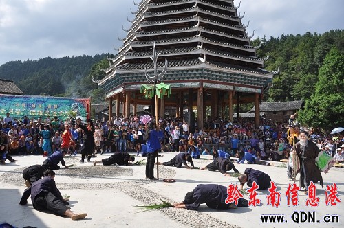劍河洞腳村“七月半祭祖節(jié)”吸引近萬(wàn)游客(圖)