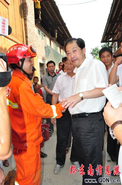 副省長辛維光深入丹寨縣看望慰問消防官兵(圖)