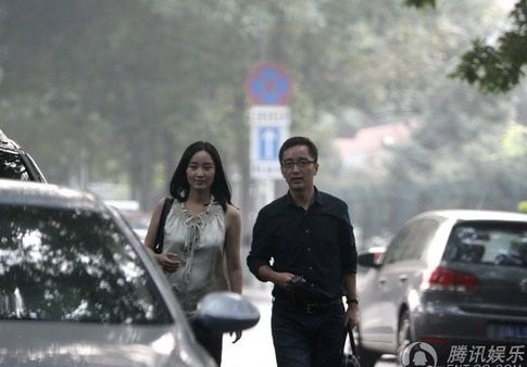 趙子琪路金波餐廳會友 街邊秀恩愛婚后首曝光