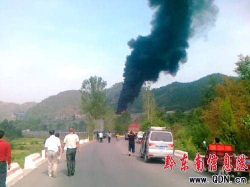 貨車高速路上起火并爆炸 幸無人員傷亡(圖)