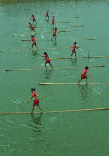 趙至敏看望參加九運(yùn)會(huì) 榕江