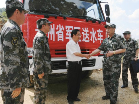 省委常委、省軍區(qū)政委石曉到麻江指導(dǎo)抗旱救災(zāi)