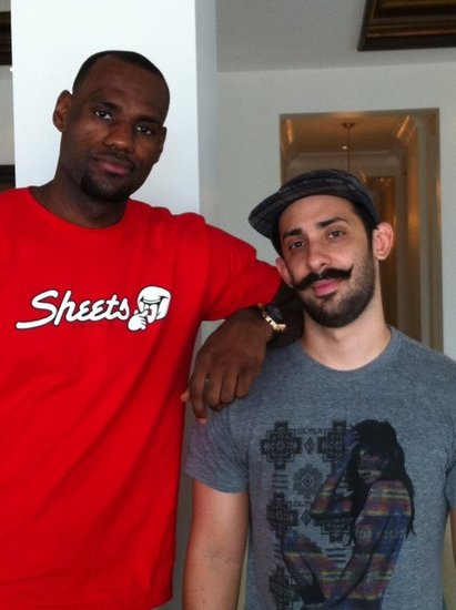 詹姆斯曬新發型遭嘲笑 美記:他還有頭發嗎?