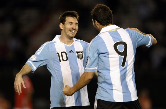 世預(yù)賽-阿根廷4-1智利 伊瓜因三球梅西破球荒