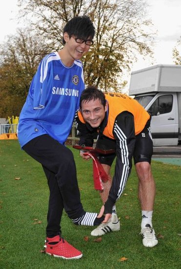 中國(guó)神奇小子征服切爾西 蘭帕德觸摸神足(圖)