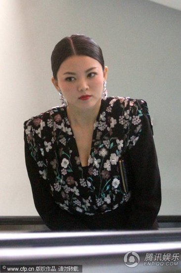 李湘化濃妝小秀性感 返酒店遇友人熱聊(圖)