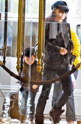 張柏芝懶理謝家人管教 公然帶Lucas逃學玩樂