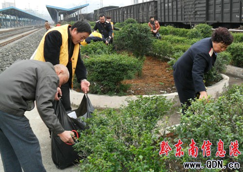 凱里鐵路車務段整治鐵路沿線白色垃圾迎春運