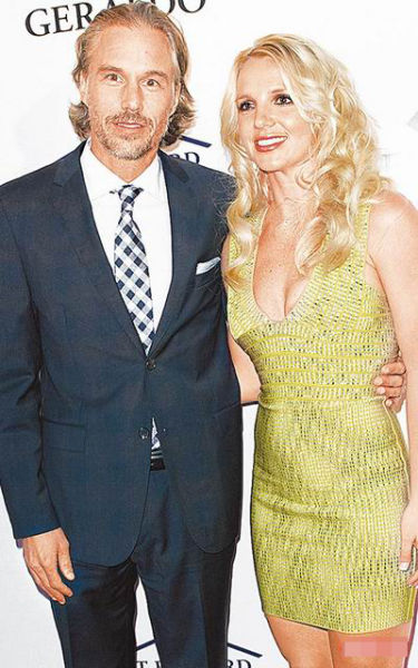 布蘭妮與經紀人男友訂婚 梅開三度微博秀鉆戒