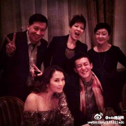 陳冠希圣誕未與嫩模共度曬與家人節日歡笑照(圖)