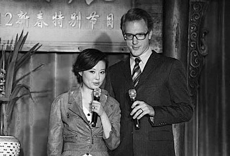 袁莉首攜“洋老公”亮相兩人舉止親密甜蜜合影(圖)