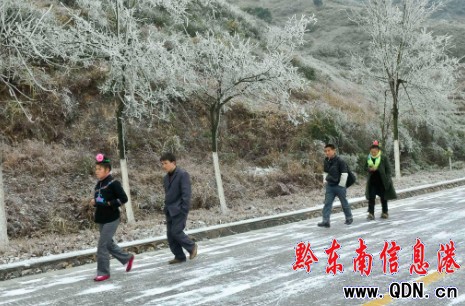凱里多條公路低溫凍雨車輛被困(組圖)