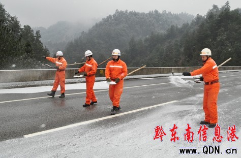 臺江消防撒鹽除冰為群眾開辟“平安通道”