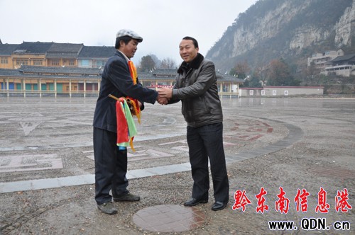 凱里市副市長吳琳平送“圣笙”返回甘囊香