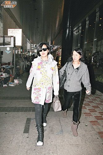 楊千嬅做產檢母親陪同 避談腹中寶寶性別(圖)