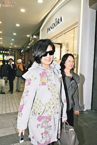 楊千嬅做產檢母親陪同 避談腹中寶寶性別(圖)