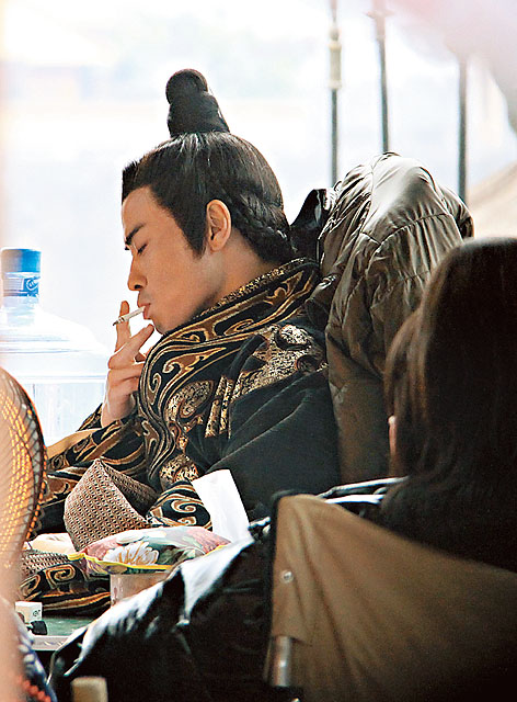 鄭嘉穎橫店拍戲專人服侍穿襪 公開吸煙無顧忌