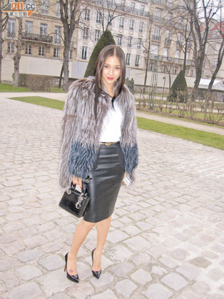 張曼玉現(xiàn)身巴黎成焦點 AngelaBaby緊張口抖