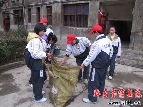 雷中:弘揚雷鋒精神,志愿者在行動(圖)