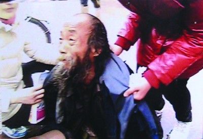 初中生扶起倒地老人