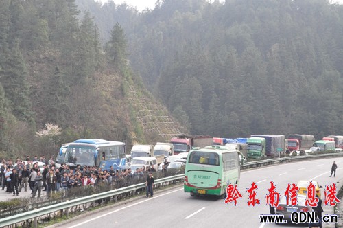 滬昆高速臺江段11車追尾3死10余人傷(圖)