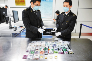 被查獲金塊和寶石。深圳晚報記者 王在興 攝