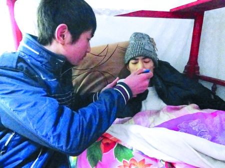 奉節縣竹園鎮,周俊在照顧臥病在床的父親。 通訊員 楊國民攝