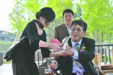 美女捧老聶書索簽名 棋圣竟不知是啥書(圖)