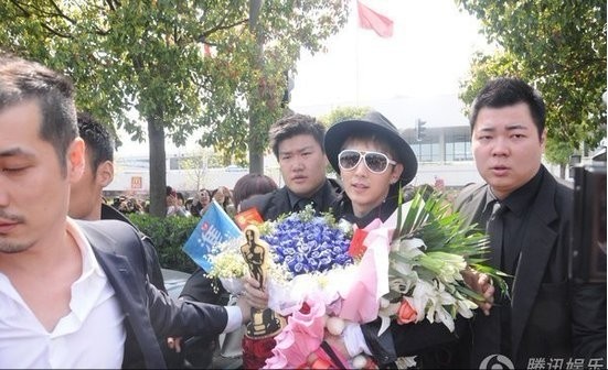 李準基酷帥抵滬 服役后中國首秀人氣不減