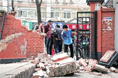 事故現場近兩米高的圍墻被撞開了一個大口子。本報實習記者王德陽攝