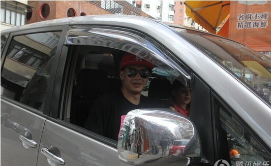 張柏芝弟弟載靚模約會 見狗仔不發言傻樂