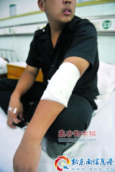 一名被砍傷的保安胳膊縫14針,所幸經(jīng)治療后已無(wú)大礙。