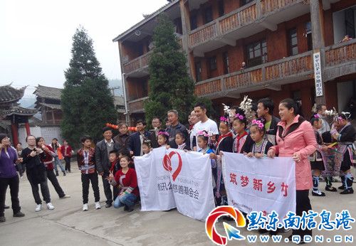 影星黃曉明赴黎平地捫捐贈筑夢體育包