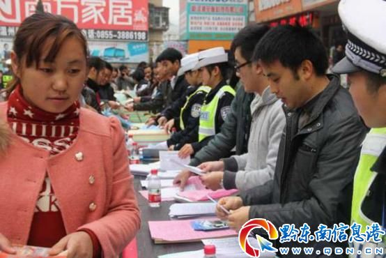 高速大隊組織交通安全志愿者開展“全國宣傳日”活動