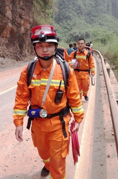 一名雅安籍消防戰(zhàn)士含淚奮戰(zhàn)在搶險(xiǎn)救援一線