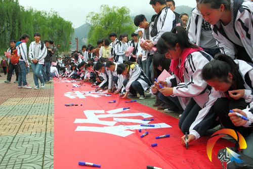 施秉縣數千名干部群眾紛紛在紅色長卷上莊重的簽名 吳壽旭 攝