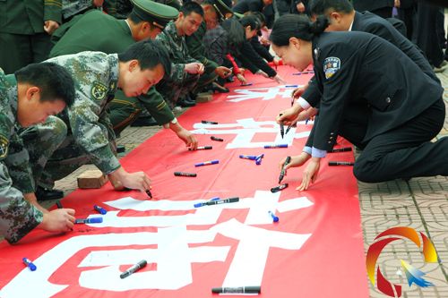 施秉縣數千名干部群眾紛紛在紅色長卷上莊重的簽名 吳壽旭 攝