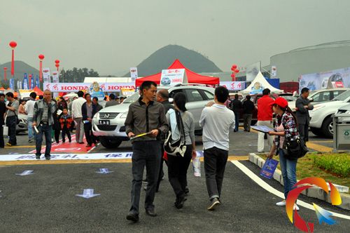 房車(chē)交易會(huì)首日 出現(xiàn)“兩極格局” 車(chē)市房市一熱一冷 冰火兩重天