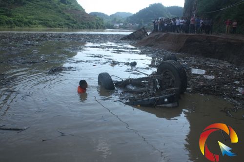 看不到車身,救援工作十分困難