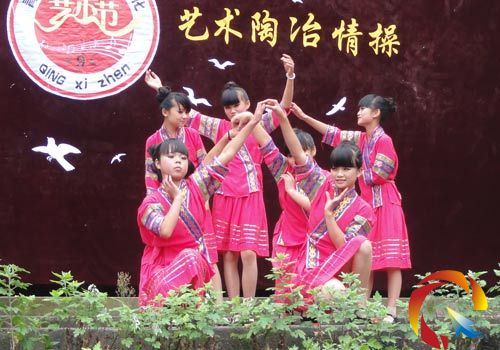 學生在表演節目