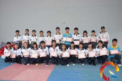 圖為獲獎的23位優秀學生