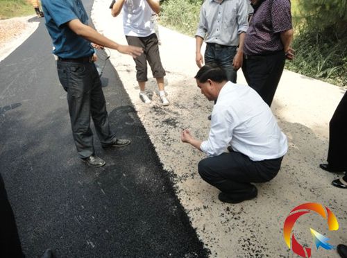 州交通運輸局局長吳漢碧檢查路面質量