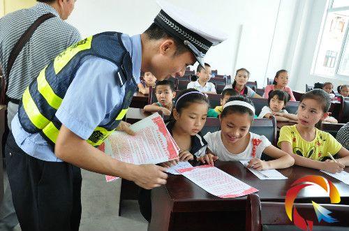 圖為交警隊同志給同學們講解交通安全知識