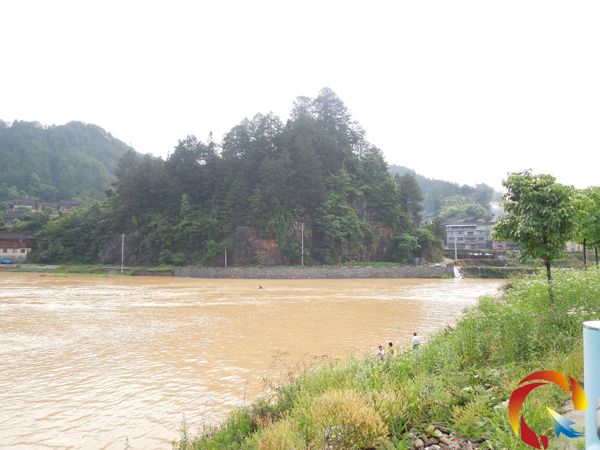 一夜暴雨來襲 鄉村河溪暴漲