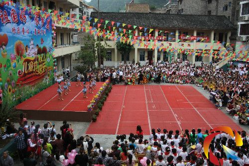 城關(guān)五小全體師生2500余人歡聚一堂慶六一