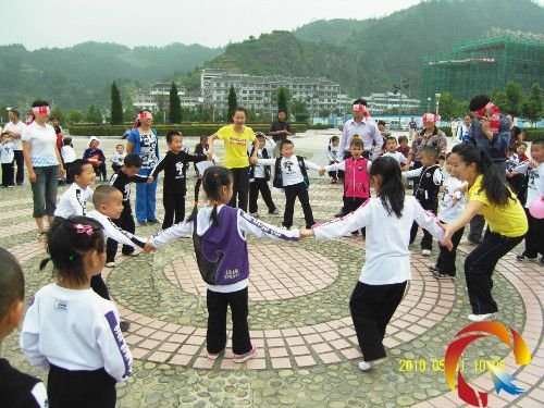 圖為家長與孩子舞蹈排練圖