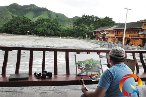 雨中婆娑的榕姿在畫家筆下活靈活現(xiàn)。