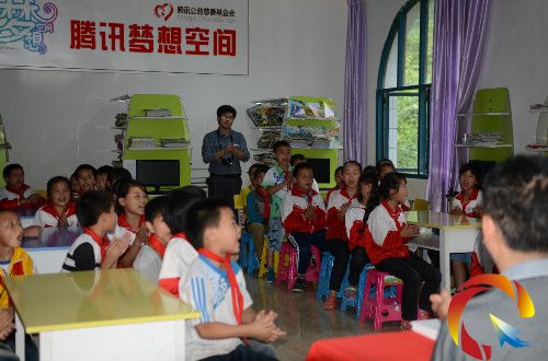 圖為與少先隊進行互動