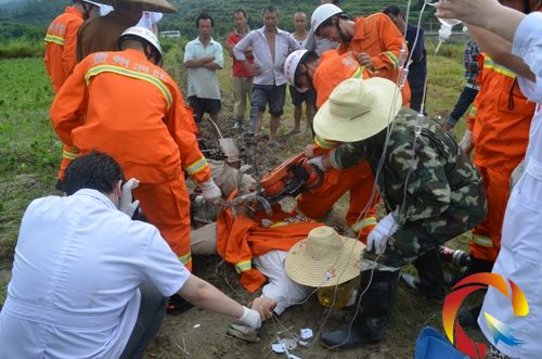 消防官兵和醫務人員展開救援
